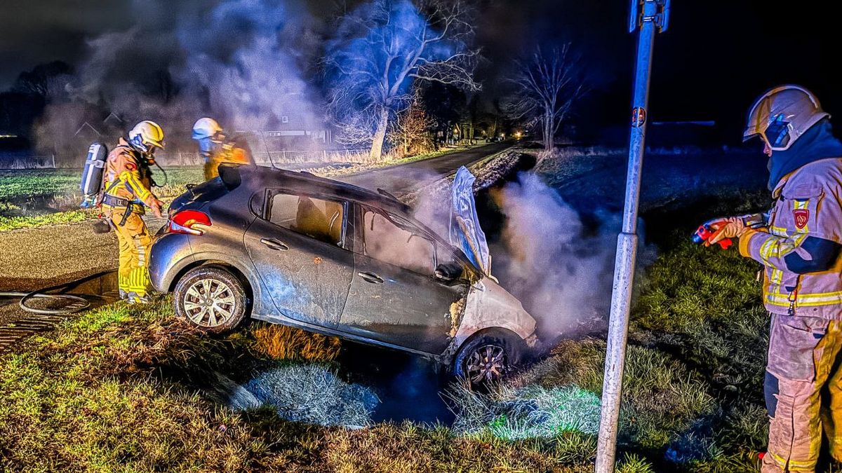 Auto raakt van de weg en vliegt in brand in Haaksbergen