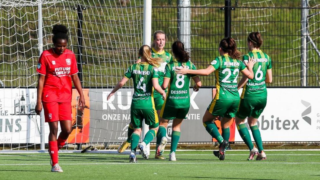 De ADO-vrouwen vieren het doelpunt van Jannette van Belen