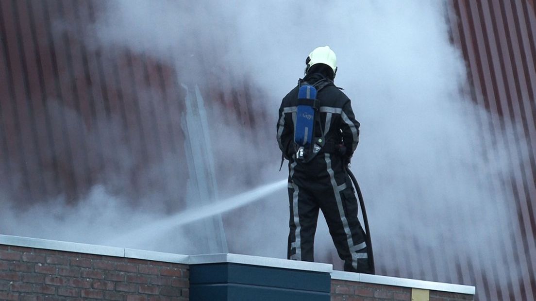 Brandweerman blust bij de sporthal