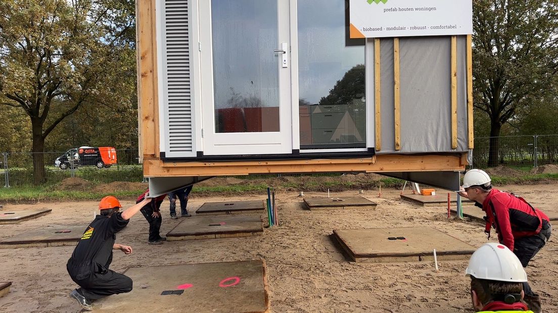 De eerste flexwoning in Doesburg wordt neergezet