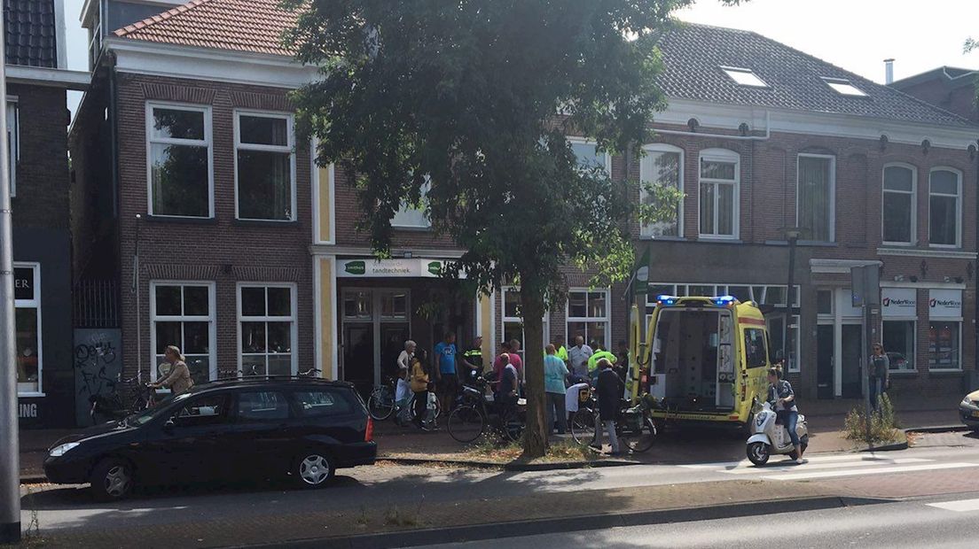 Gehandicapte man in rolstoel met spoed naar ziekenhuis na aanrijding in Deventer