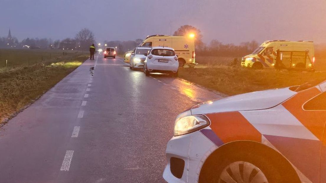 De politie is aanwezig in Netterden na de vondst van een gewonde vrouw.