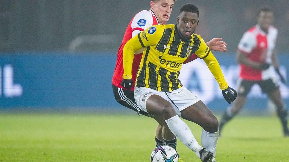 Riechedly Bazoer in duel met Feyenoord-middenvelder Guus Til.