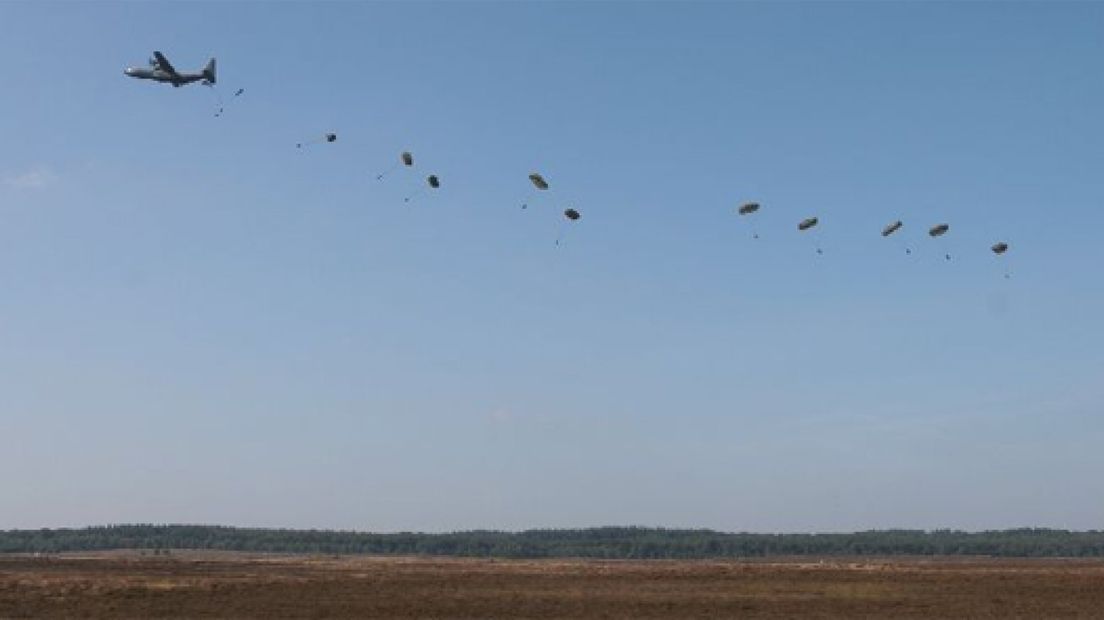 Parachutisten boven Ginkelse Heide