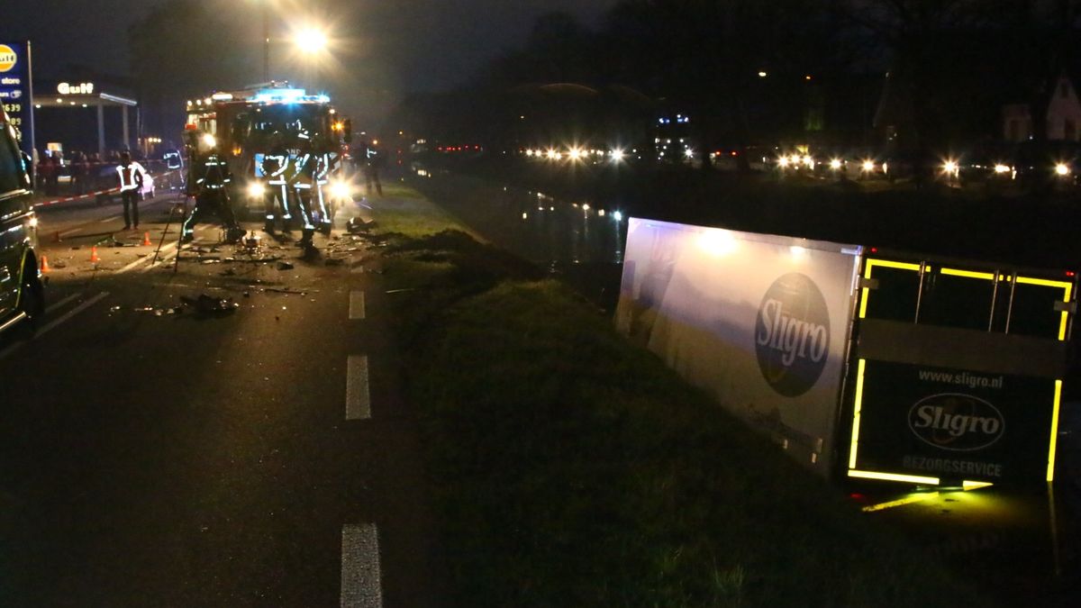 Vrachtwagen belandt in Drentsche Hoofdvaart bij Smilde