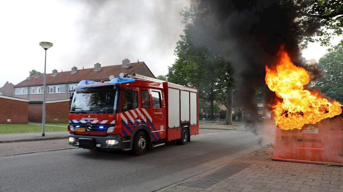 Brandweer arriveert bij containerbrand