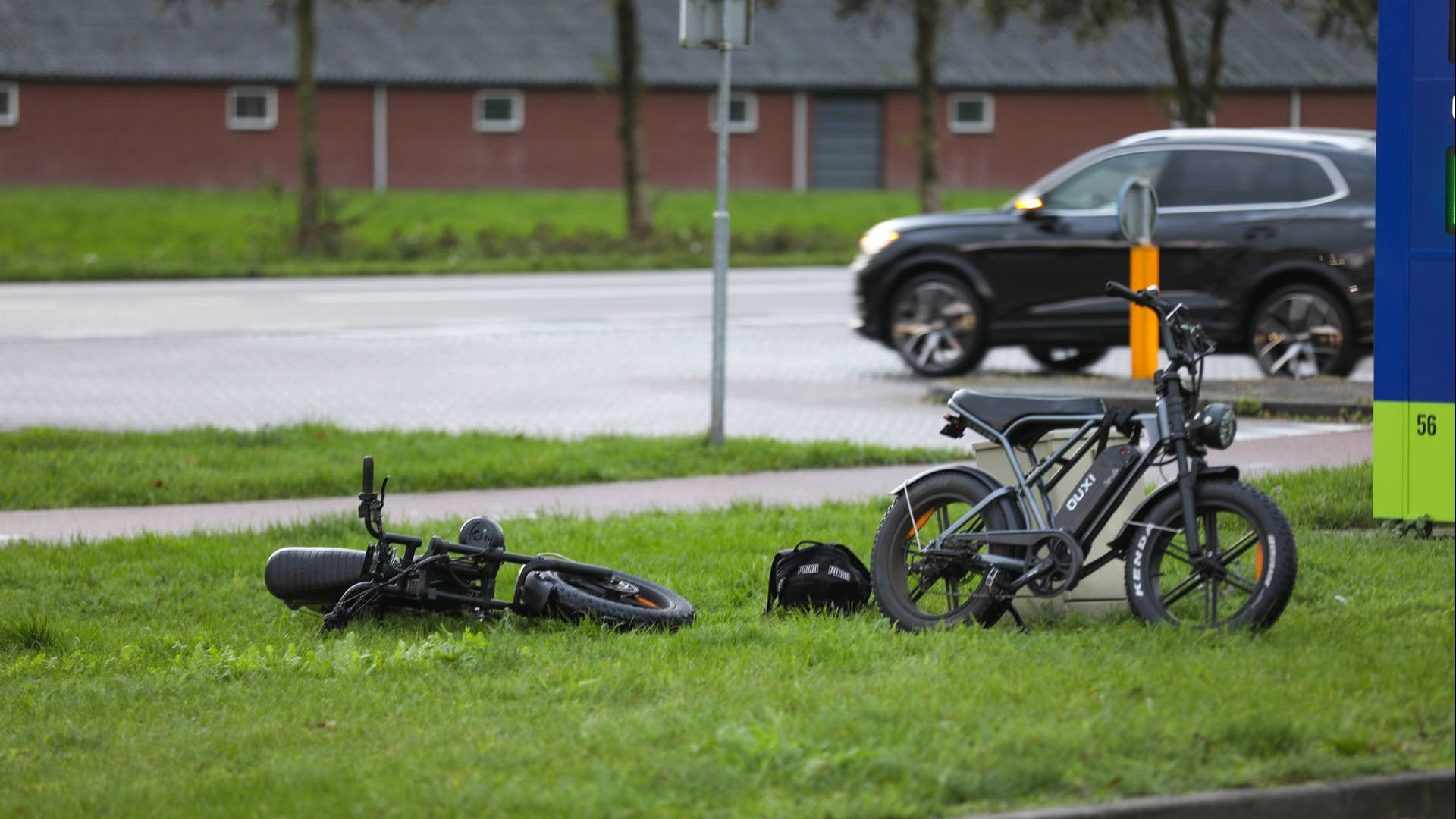 Twee fietsers aangereden bij tankstation.