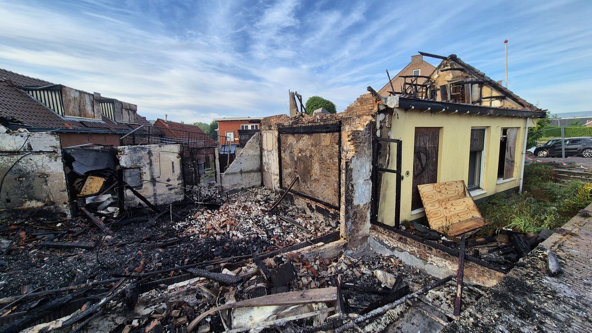 Politie onderzoekt brandstichting bij compleet verwoest leegstaand café