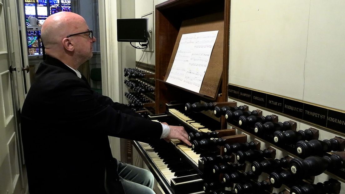 Organist Jan Hage bespeelt 3 klavieren tegelijkertijd