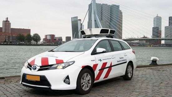Rotterdam wil na succesvolle proef scanauto’s in hele stad inzetten tegen parkeren op stoep