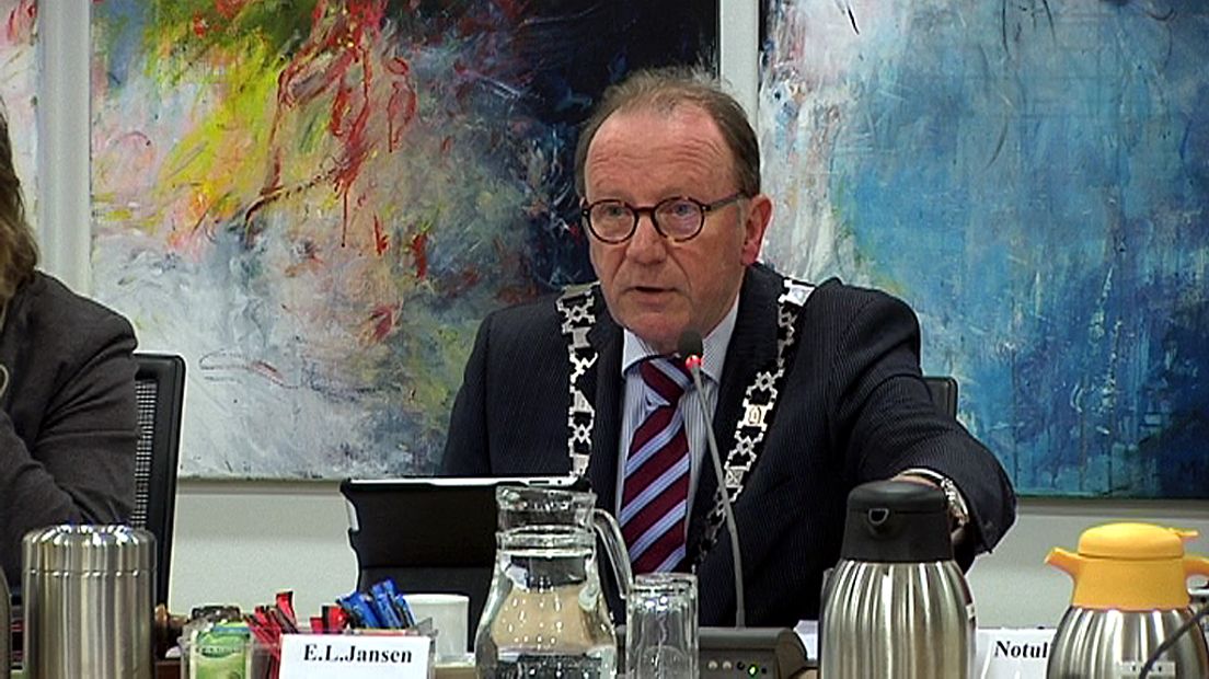 Burgemeester Bert Jansen van Montfoort in de raadsvergadering van vorige week.