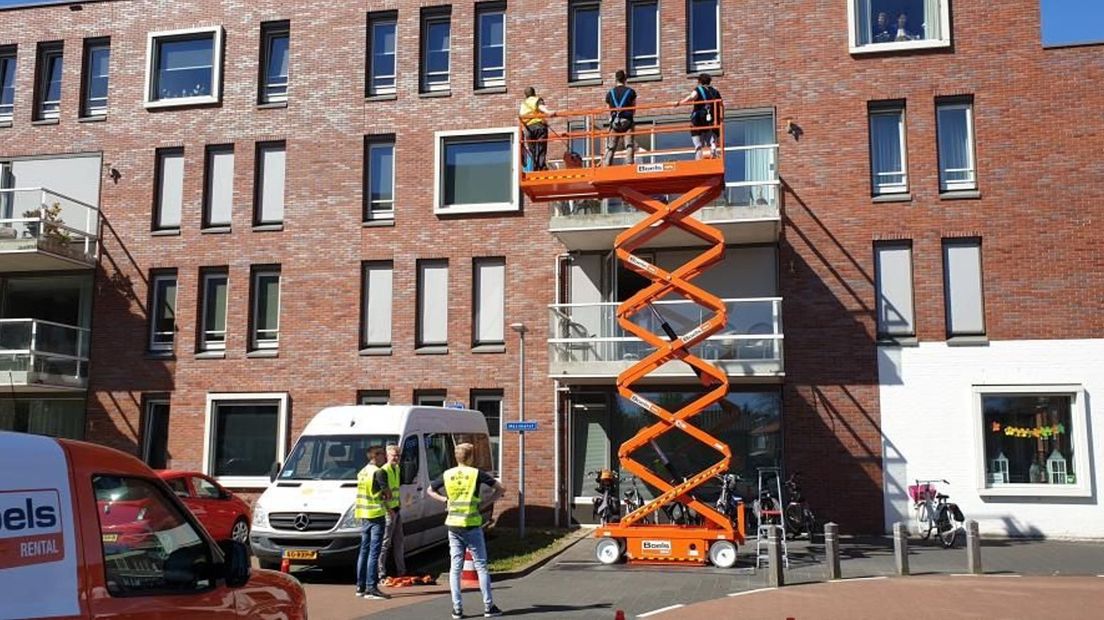 Mensen kunnen met de hoogwerker op bezoek.