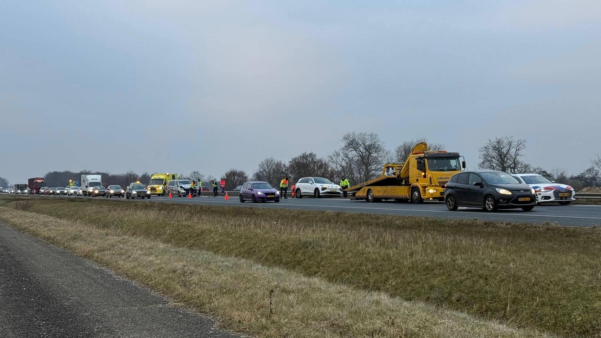 Code oranje van dinsdag 22.00 tot woensdag 10.00 uur en forse schade en file na botsing op A7 bij Leek.