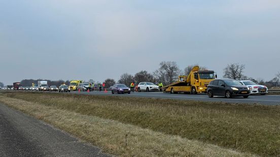 Code oranje van dinsdag 22.00 tot woensdag 10.00 uur en forse schade en file na botsing op A7 bij Leek. Code oranje van dinsdag 22.00 tot woensdag 10.00 uur en forse schade en file na botsing op A7 bij Leek.