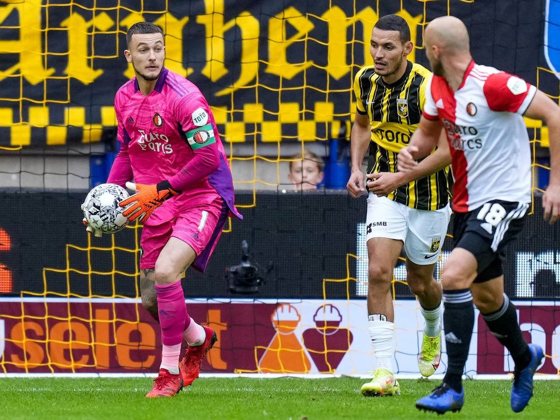 Justin Bijlow in actie tijdens Vitesse-Feyenoord