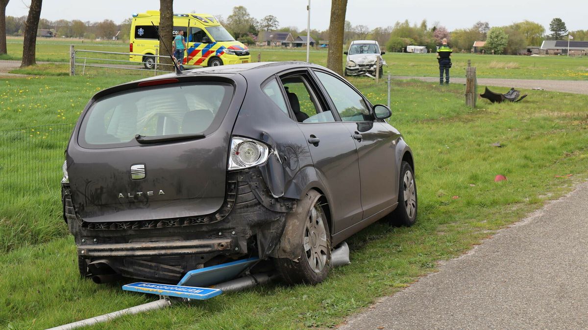 Botsing in Hollandscheveld: auto's tegen lantaarnpaal en boom