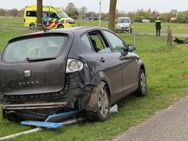 Botsing in Hollandscheveld: auto's tegen lantaarnpaal en boom