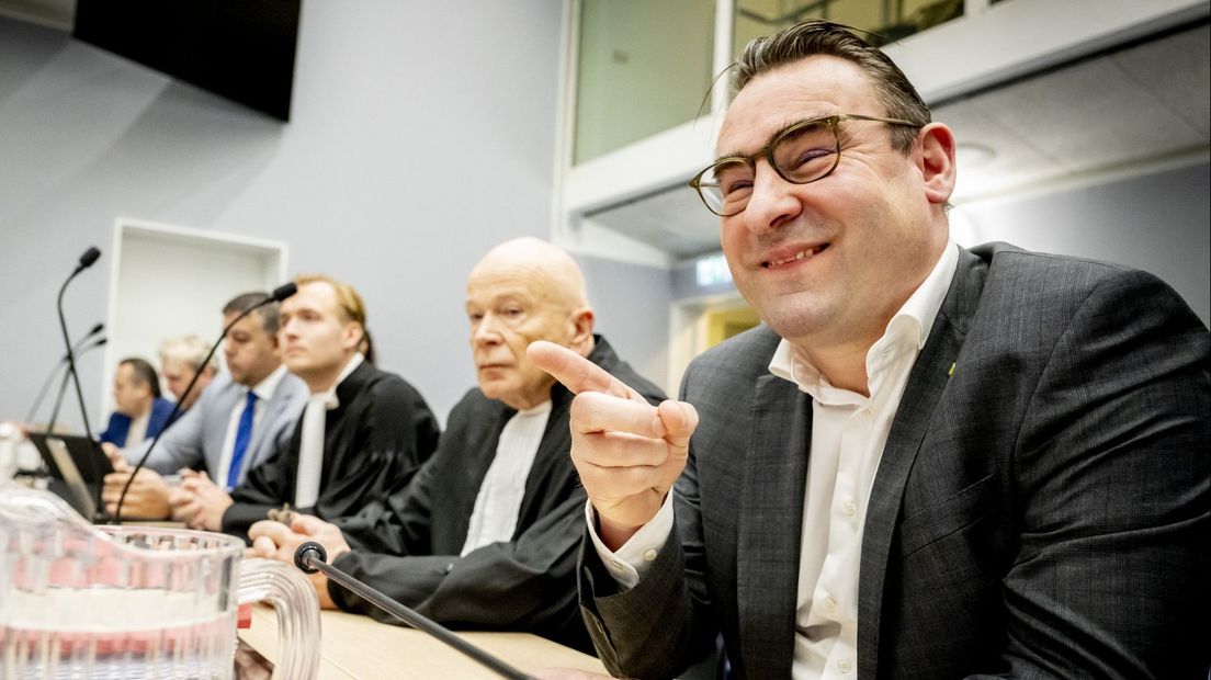 Richard de Mos met links van hem advocaat Peter Plasman en mede-verdachte Rachid Guernaoui