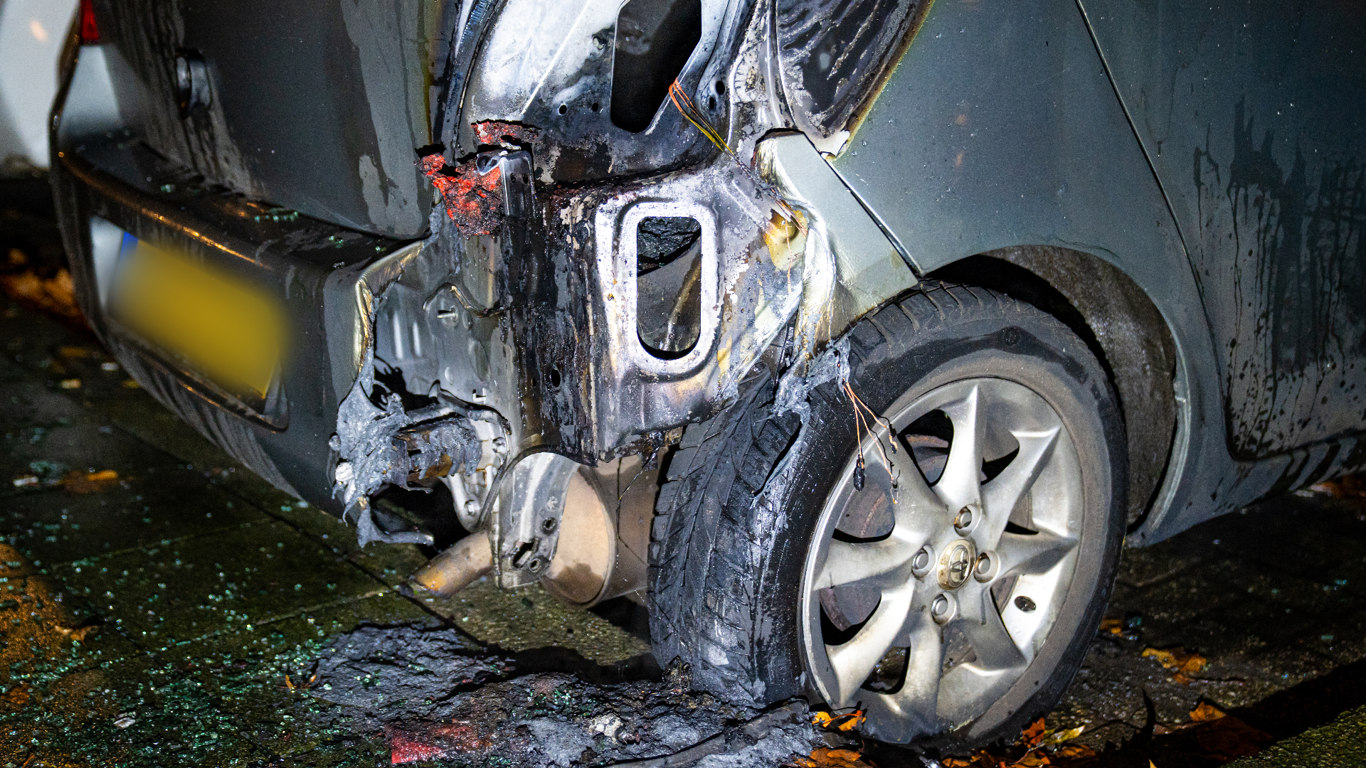 De schade aan de auto door de brand.