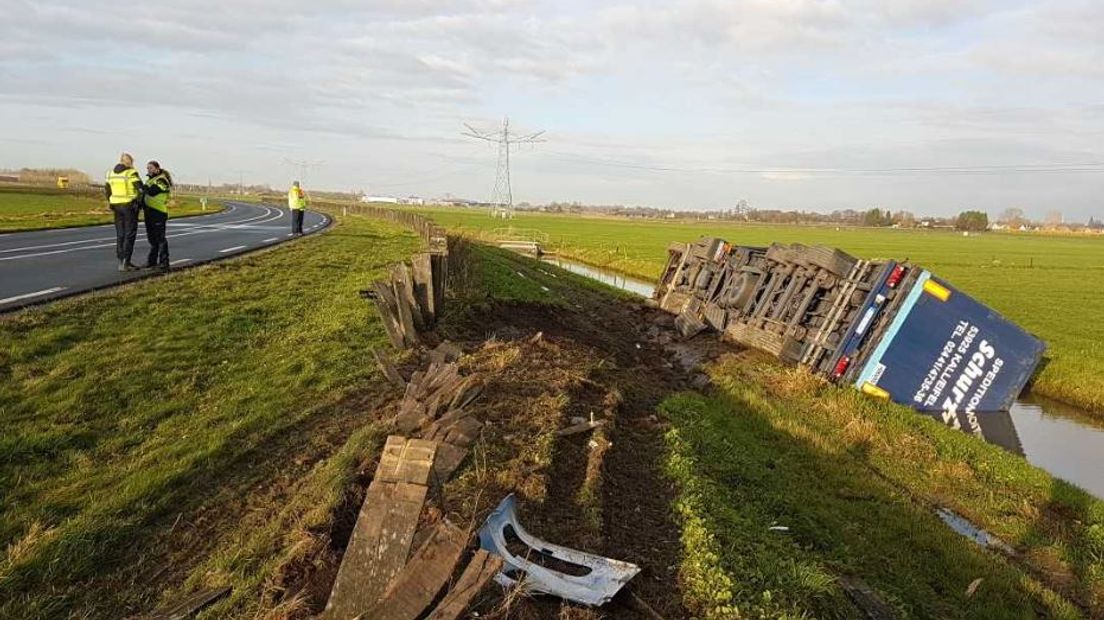 In Puiflijk lagen dinsdagavond 150 vaatwassers in de sloot als gevolg van het ongeluk eerder op de dag op de Maas en Waalweg. Een vrachtwagen raakte daarbij van de weg.