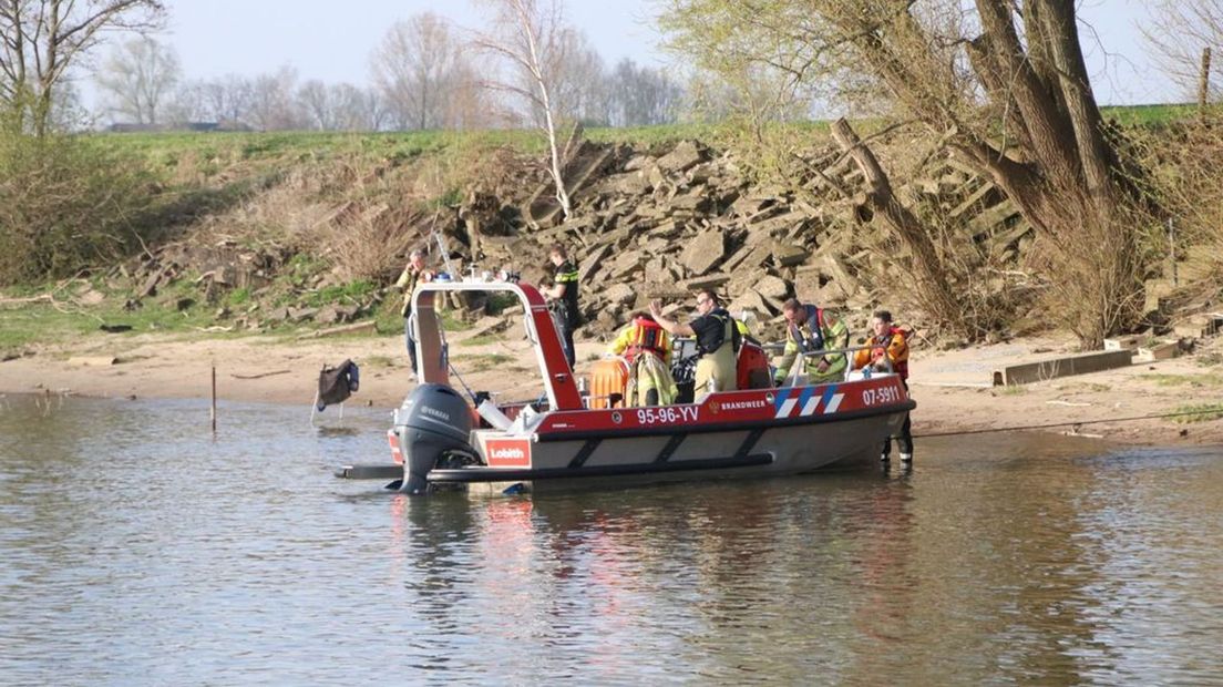In de Nederrijn tussen Huissen en Duiven is woensdag een lichaam gevonden.