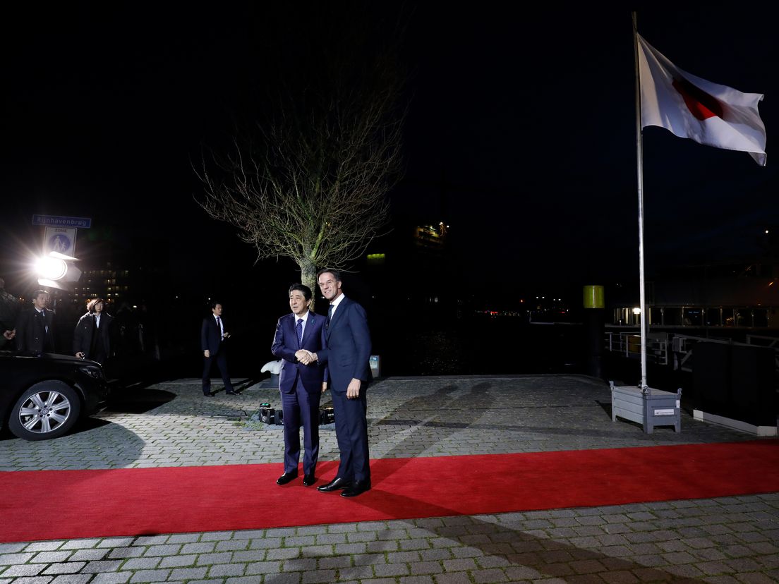 Abe en Rutte op de rode loper voor de Euromast.