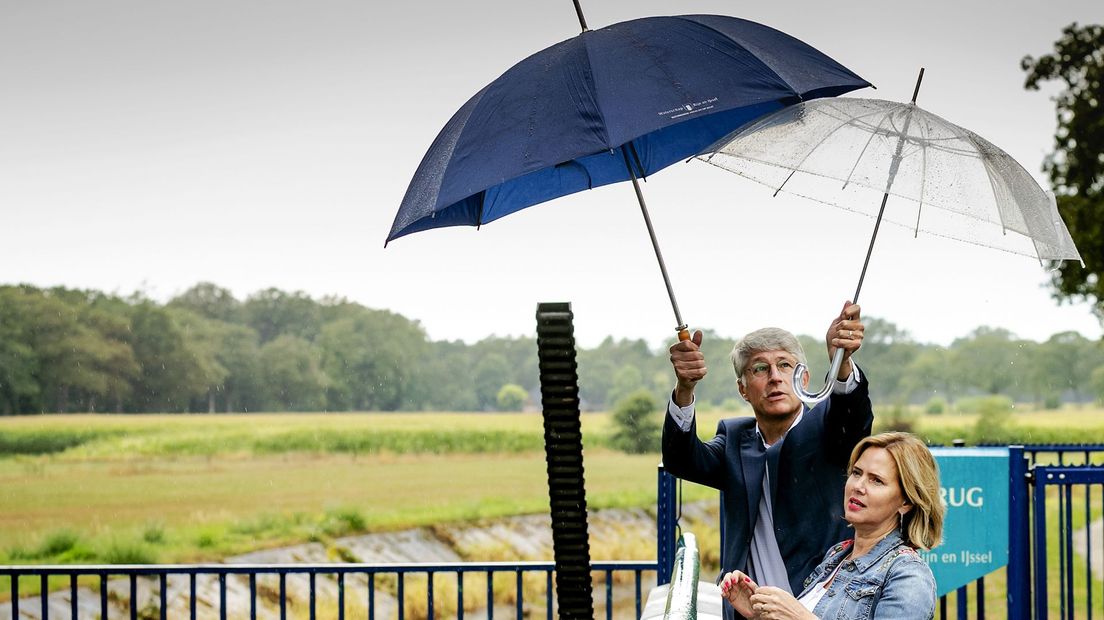 Hein Pieper in zijn rol als dijkgraaf, geeft een rondleiding aan de toenmalig minister van infrastructuur.