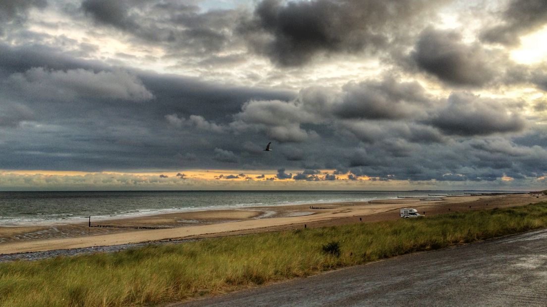 Zonsopkomst aan de Zeeuwse kust bij de Zeedijk in Westkapelle