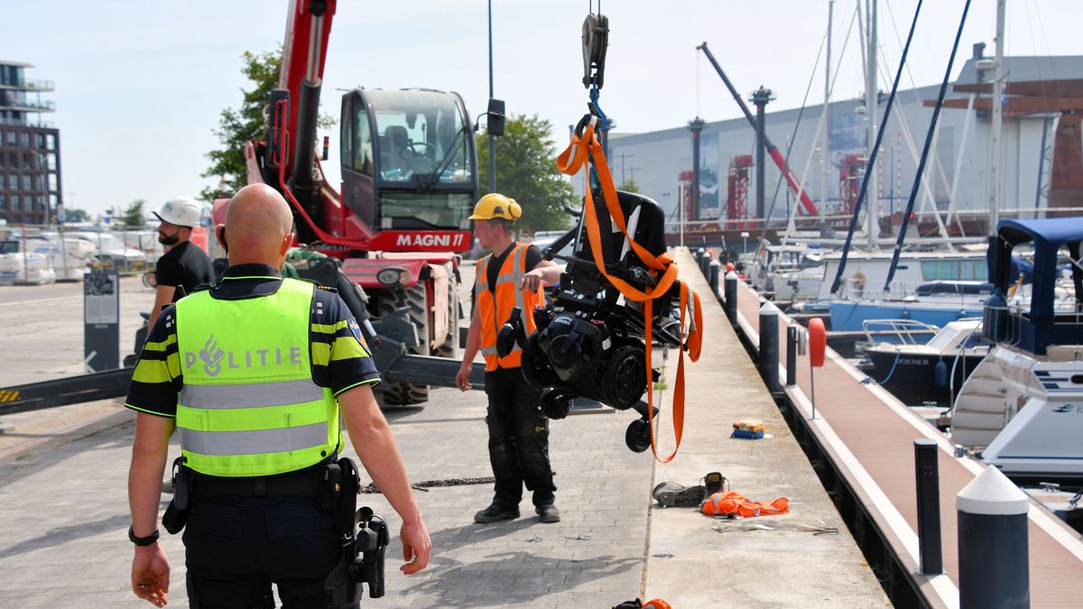 Man belandt met elektrische rolstoel in het water in Vlissingen