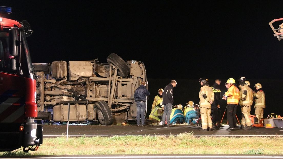 De chauffeur is met onbekend letsel naar het ziekenhuis gebracht