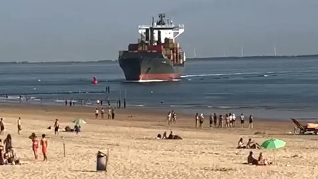 Groot containerschip vaart bijna Badstrand in Vlissingen op