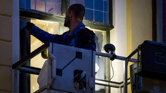 Werkzaamheden na explosies in volle gang: werklui druk met herstellen van ruiten Nieuws