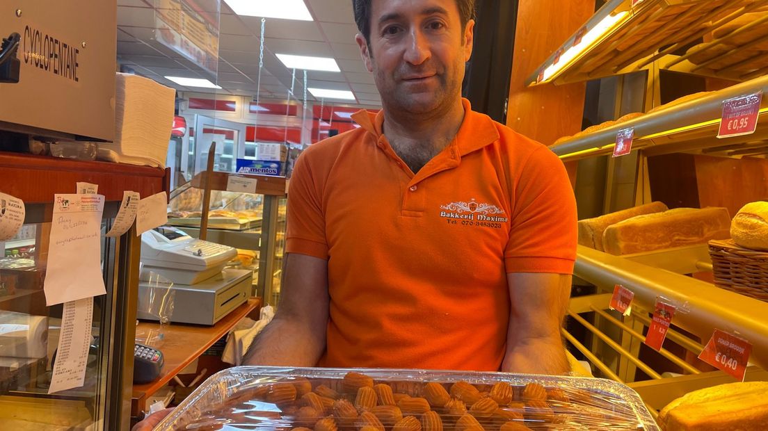 In Bakkerij Maxima wordt hard gewerkt om producten voor de Iftar te maken