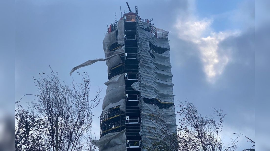 Bouwzeil waait van de vuurtoren