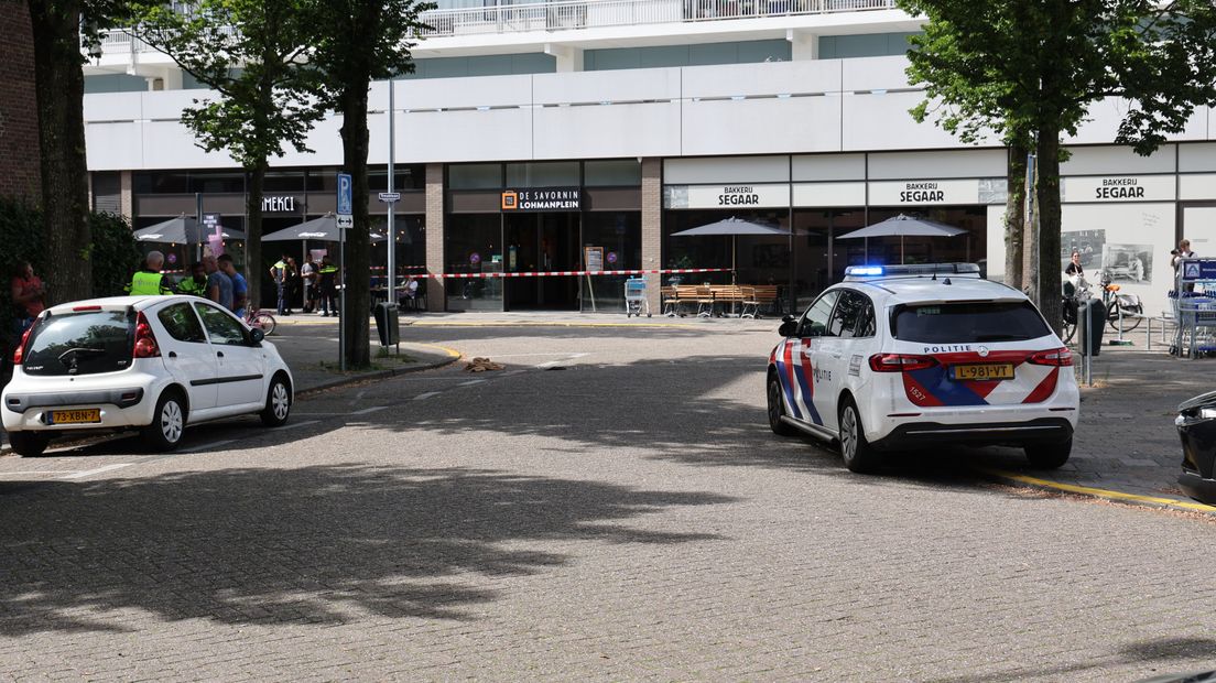 Het slachtoffer van de overval stond bij de winkelwagentjes achter het winkelcentrum aan het De Savornin Lohmanplein