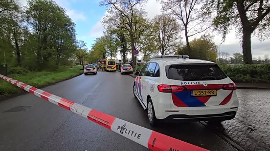 Een scooterrijder is ernstig gewond geraakt na een aanrijding in Enschede