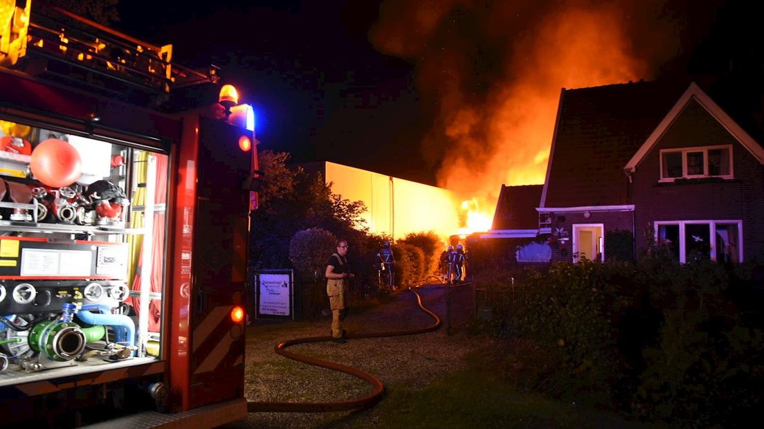 UItslaande brand in oude keet Almelo