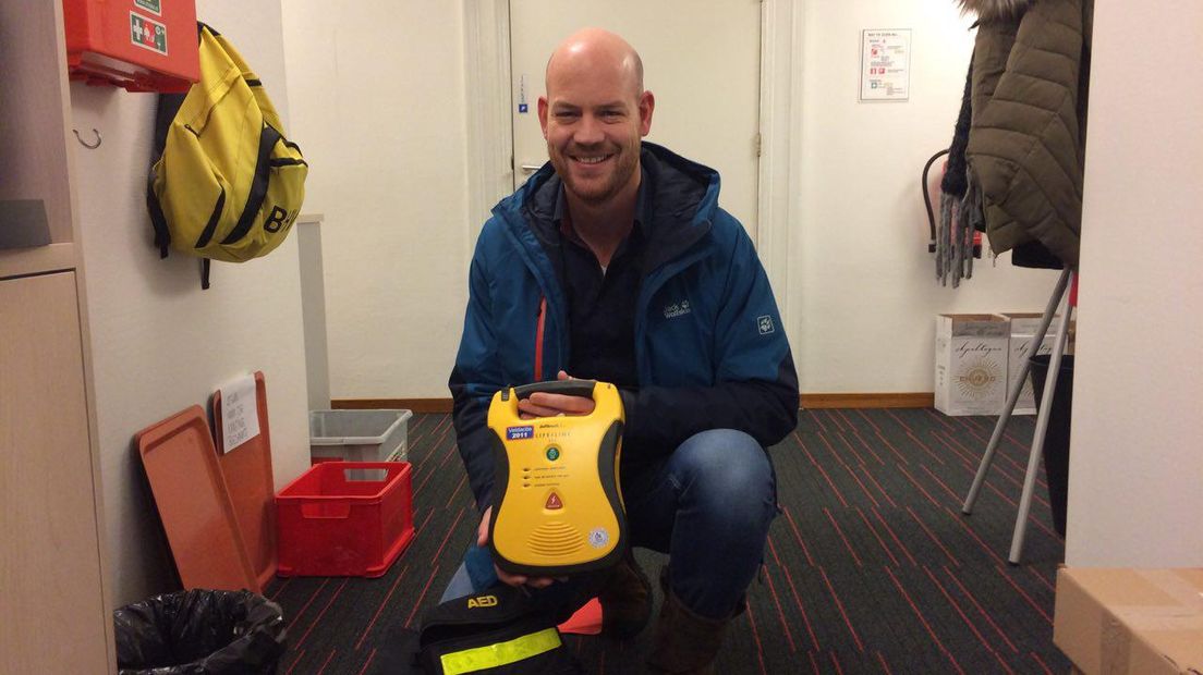 Ruud Boven met een AED (Rechten: Steven Stegen / RTV Drenthe)