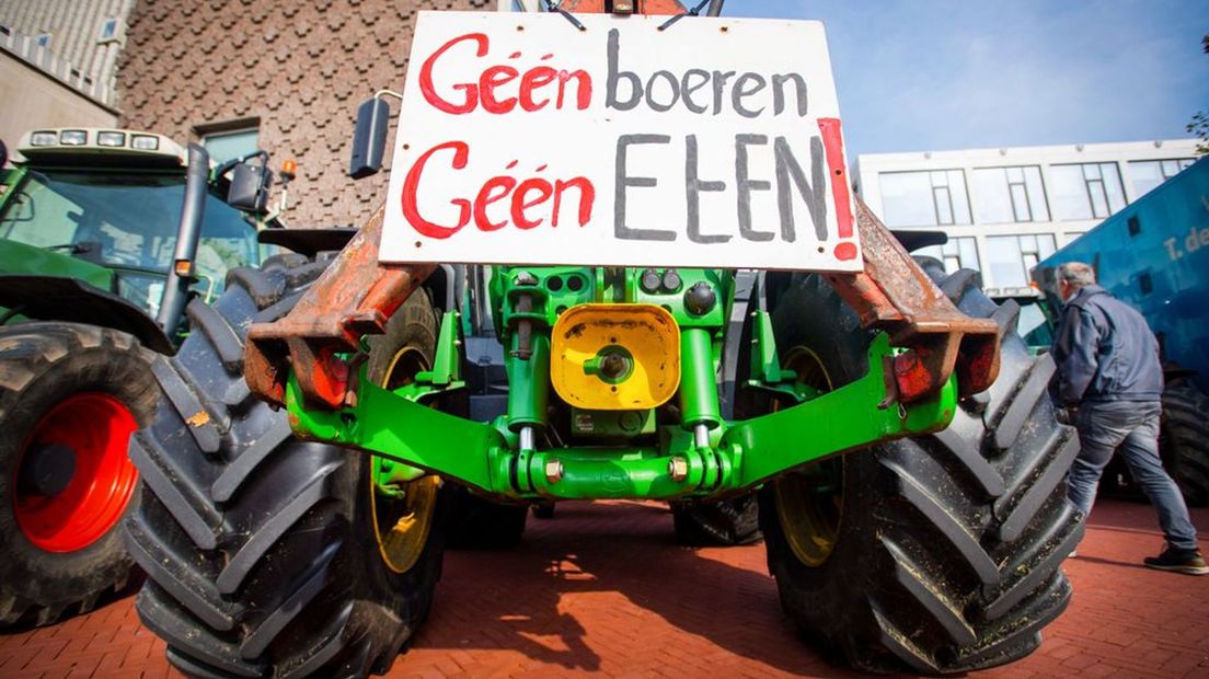 Boeren demonstreren bij het provinciehuis in Arnhem.