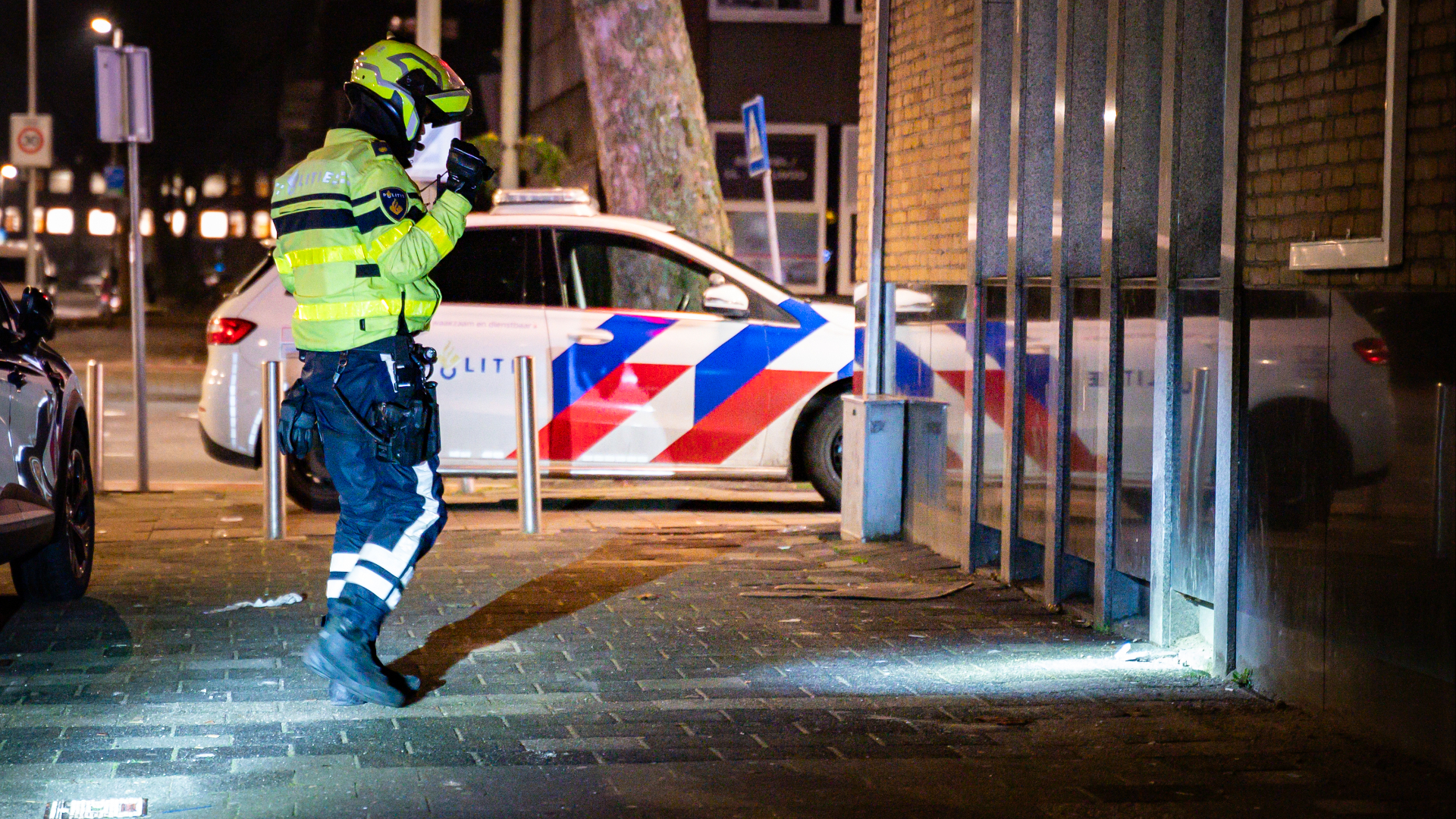 De politie onderzoekt sporen van het steekincident op straat.