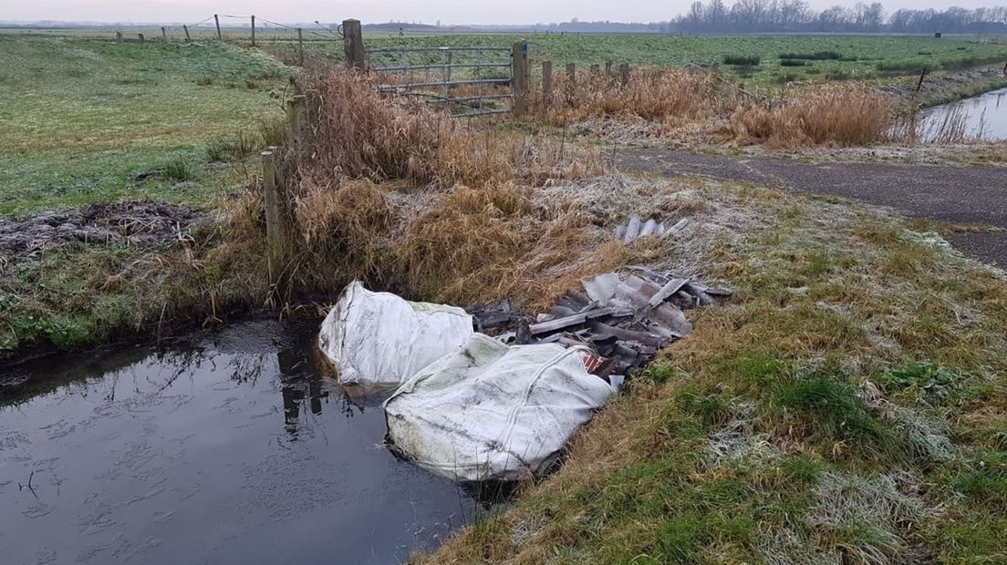 De gedumpte big bags met asbest