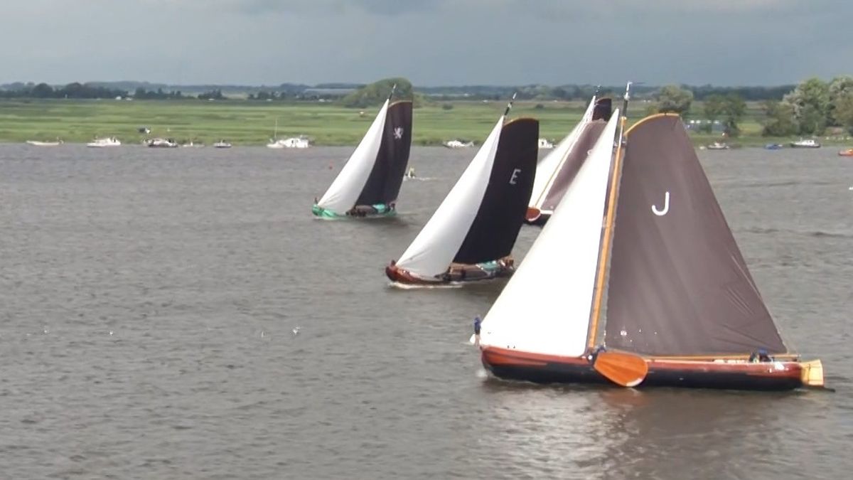 Earnewâld zeilt achter Joure langs