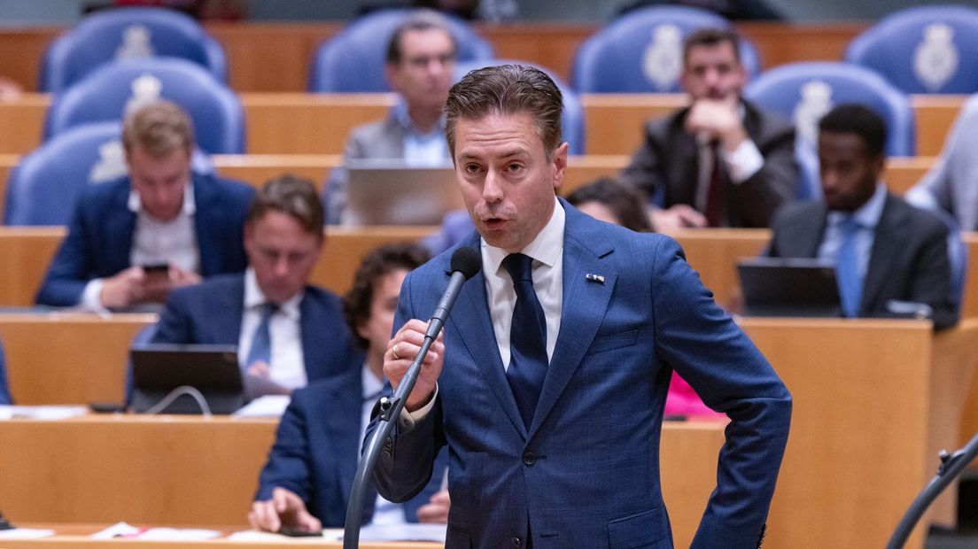 Chris Stoffer aan de interruptiemicrofoon in de Tweede Kamer.