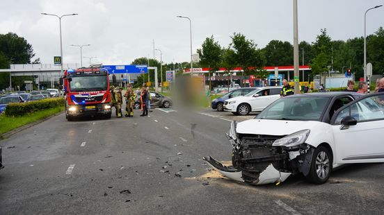 Gewonde bij forse botsing tussen autos in Zwolle. Gewonde bij forse botsing tussen autos in Zwolle.
