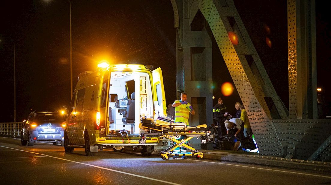 Zwaargewonde bij botsing tussen twee scooters op IJsselbrug Zwolle