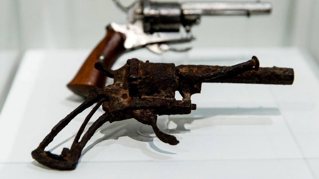 Het wapen dat Van Gogh zou hebben gebruikt. Op de achtergrond het wapen zo het eruit heeft gezien. (Rechten: ANP/ Robin van Lonkhuijsen)