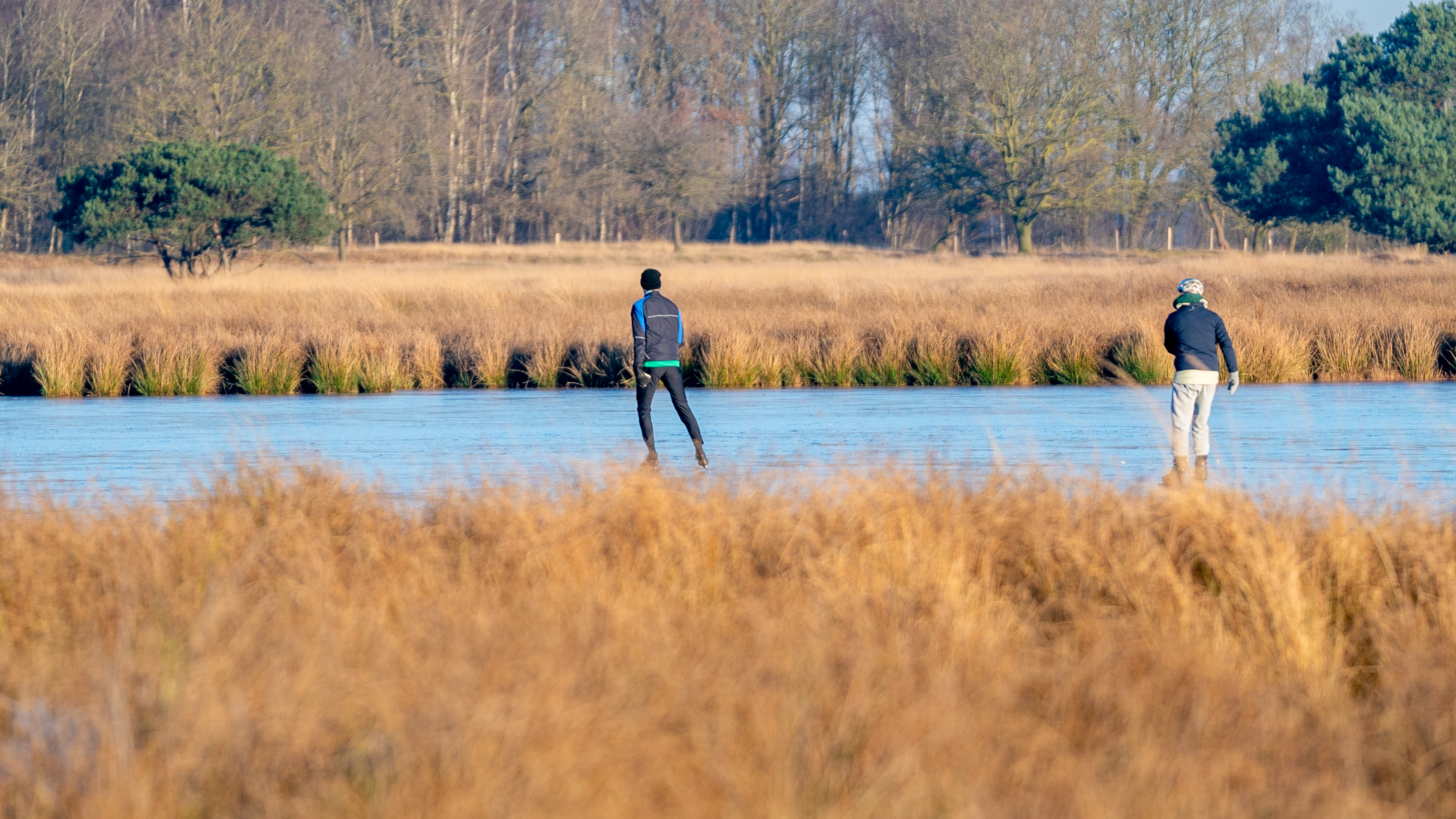 Schaatsplezier in Drenthe: van drukte op ijsbanen tot enkele durfals op plassen