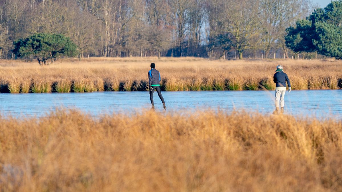 Schaatsplezier in Drenthe: van drukte op ijsbanen tot enkele durfals op plassen