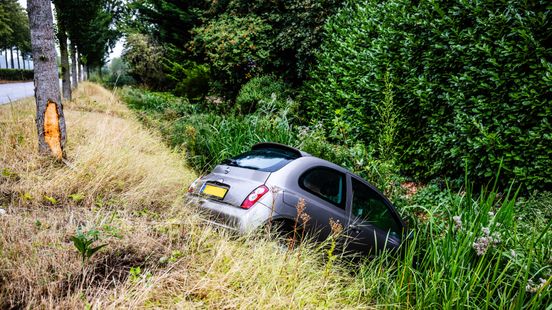 Auto glijdt uit de bocht in de sloot