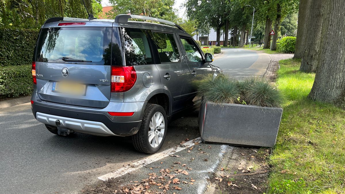 Auto botst op wegversmalling Midlaren, vrouw gewond